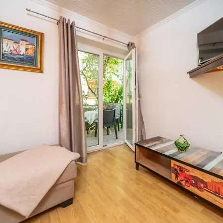 Apartmán In Barbat With Balcony, Air Conditioning 660-2 Barbat na Rabu