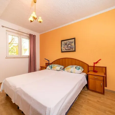 Apartmán In Barbat With Balcony, Air Conditioning 660-2 Barbat na Rabu